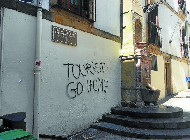 La pintada contra el turismo en la zona más antigua de la Parte Vieja donostiarra, junto a Kainoietan.