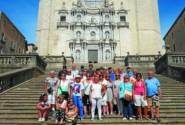 En Girona. El grupo al completo durante una de las visitas culturales que ha llevado a cabo por la ciudad.