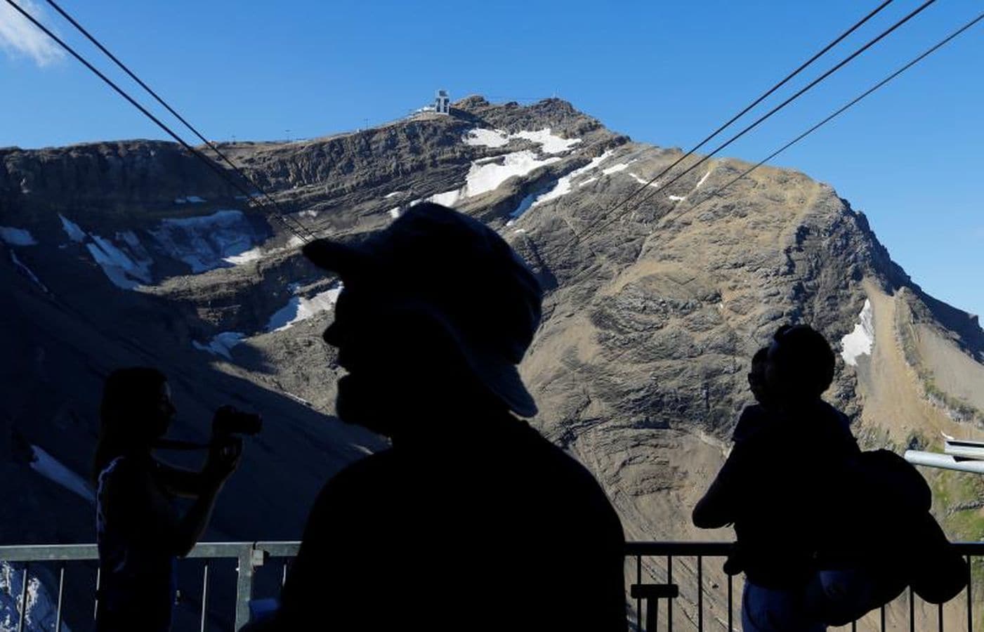 El hallazgo de las cadáveres de Marcelin y Francine Dumoulin 75 años después de su desaparición en el glaciar suizo Tsanfleuron saca a la luz su oscura leyenda: los casi 300 cadáveres que esconde entre sus grietas. Turistas de medio mundo recorren sus heladas faldas para llegar a Glacier 3000, la estación de esquí situada en su parte superior, sin conocer este oscuro secreto