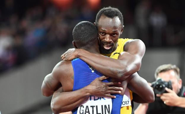 Usain Bolt abraza a Justin Gatlin tras la final. 