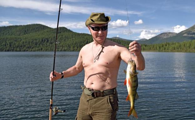 Vladímir Putin, de pesca en Siberia.