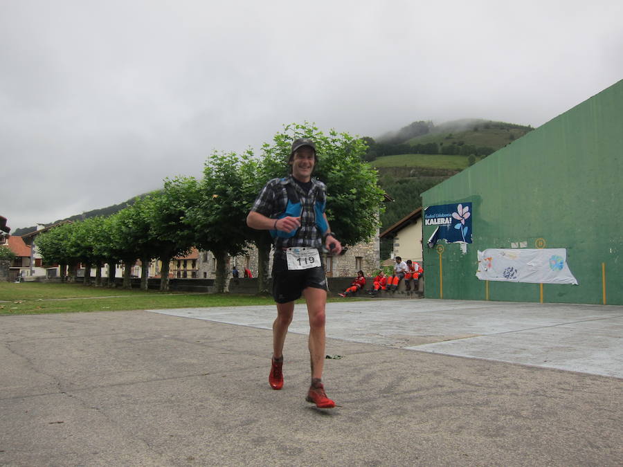 Alrededor de 140 corredores emprendieron el viernes por la noche la tercera etapa del Circuito Basque Ultra Trail Series. Las cuatro pruebas tendrán una longitud de entre 110 y 140 kilómetros cada una y suman 500 kilómetros. En las imágenes, los corredores a su paso por Areso.