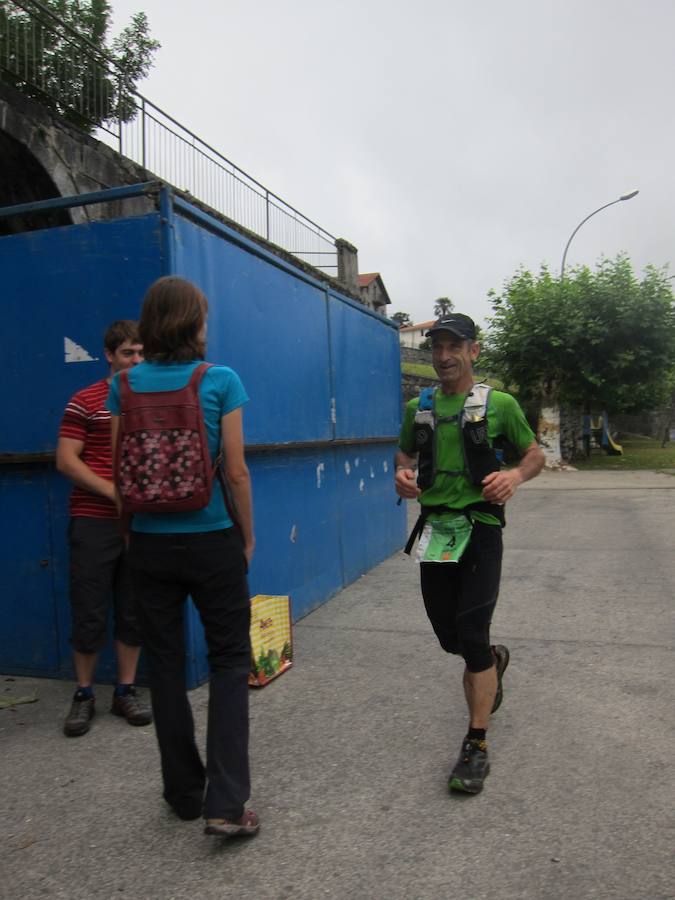 Alrededor de 140 corredores emprendieron el viernes por la noche la tercera etapa del Circuito Basque Ultra Trail Series. Las cuatro pruebas tendrán una longitud de entre 110 y 140 kilómetros cada una y suman 500 kilómetros. En las imágenes, los corredores a su paso por Areso.