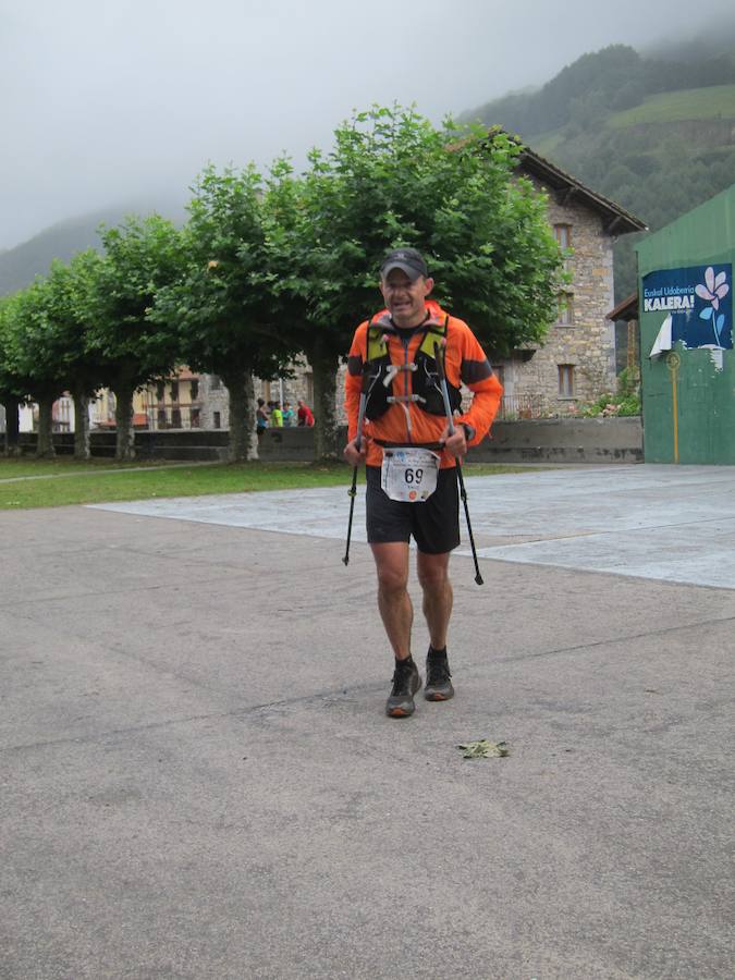 Alrededor de 140 corredores emprendieron el viernes por la noche la tercera etapa del Circuito Basque Ultra Trail Series. Las cuatro pruebas tendrán una longitud de entre 110 y 140 kilómetros cada una y suman 500 kilómetros. En las imágenes, los corredores a su paso por Areso.