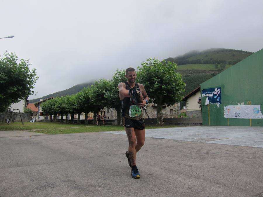 Alrededor de 140 corredores emprendieron el viernes por la noche la tercera etapa del Circuito Basque Ultra Trail Series. Las cuatro pruebas tendrán una longitud de entre 110 y 140 kilómetros cada una y suman 500 kilómetros. En las imágenes, los corredores a su paso por Areso.