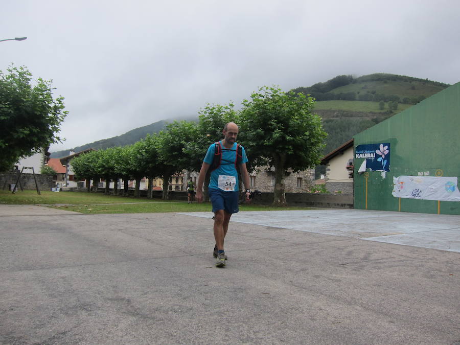 Alrededor de 140 corredores emprendieron el viernes por la noche la tercera etapa del Circuito Basque Ultra Trail Series. Las cuatro pruebas tendrán una longitud de entre 110 y 140 kilómetros cada una y suman 500 kilómetros. En las imágenes, los corredores a su paso por Areso.