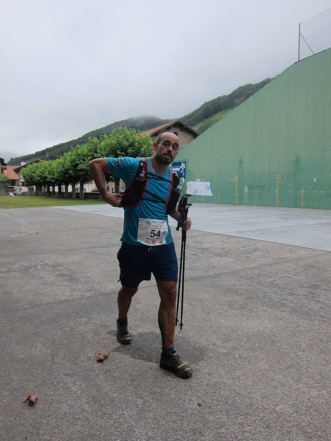 Alrededor de 140 corredores emprendieron el viernes por la noche la tercera etapa del Circuito Basque Ultra Trail Series. Las cuatro pruebas tendrán una longitud de entre 110 y 140 kilómetros cada una y suman 500 kilómetros. En las imágenes, los corredores a su paso por Areso.