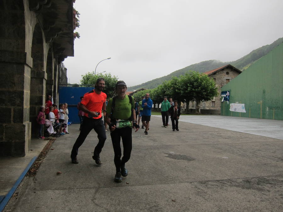 Alrededor de 140 corredores emprendieron el viernes por la noche la tercera etapa del Circuito Basque Ultra Trail Series. Las cuatro pruebas tendrán una longitud de entre 110 y 140 kilómetros cada una y suman 500 kilómetros. En las imágenes, los corredores a su paso por Areso.