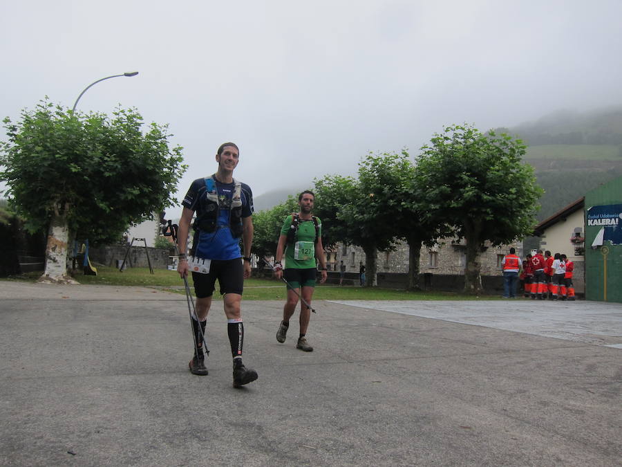 Alrededor de 140 corredores emprendieron el viernes por la noche la tercera etapa del Circuito Basque Ultra Trail Series. Las cuatro pruebas tendrán una longitud de entre 110 y 140 kilómetros cada una y suman 500 kilómetros. En las imágenes, los corredores a su paso por Areso.