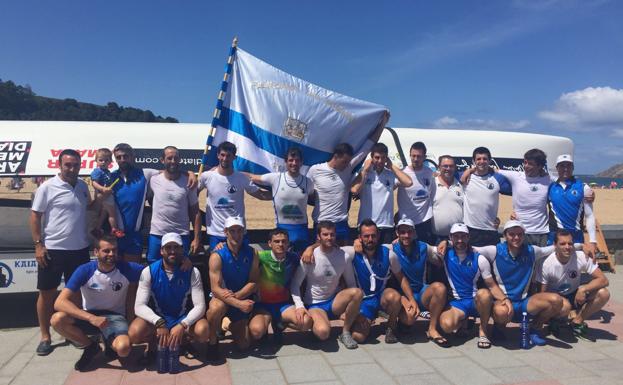 Los remeros de Donostiarra celebran su triunfo