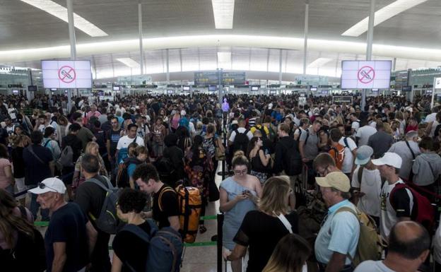 Aglomeraciones en El Prat.