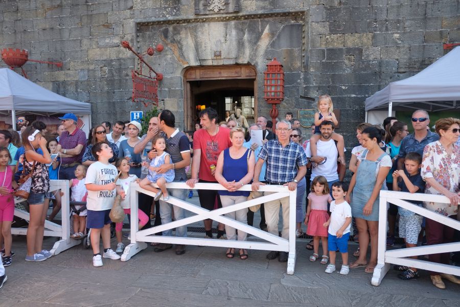 Un año más, y van veintisiete, en Arma plaza y aledaños se celebró el 'Herri Giroa', una fiesta que aglutina puestos de artesanía y alimentación, una kupela para degustación gratuita de sidra y otras actividades. 