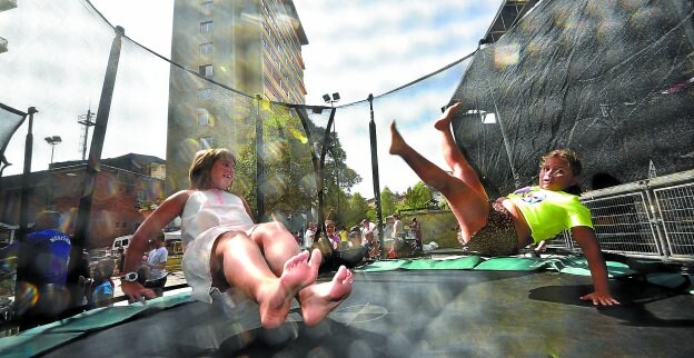 Imagen de un grupo de niños y niñas en los hinchables situados en la calle Igeralde del barrio Izaskun, el año pasado.