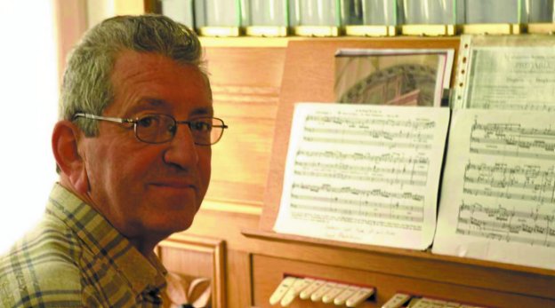 El organista Fernando Gonzalo estrena hoy una de sus obras en la parroquia.