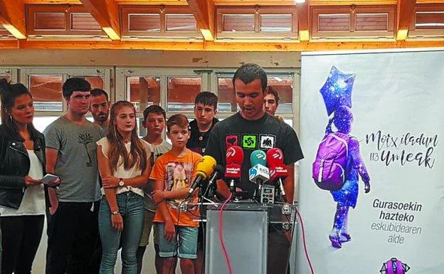Peru del Hoyo y otros hijos de presos, ayer en Bilbao.