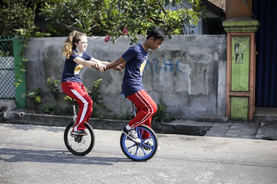 Fundación Nariz Roja en Yakarta, Indonesia, cumple su décimo aniversario. Establecida en 2008 por el actor de circo estadounidense Dan Roberts, la Fundación opera como centro de aprendizaje para educar a los niños pobres, enseñándoles habilidades artísticas y de circo. Actualmente, entre sus dos centros de aprendizaje, la Fundación ayuda a más de 270 estudiantes. 