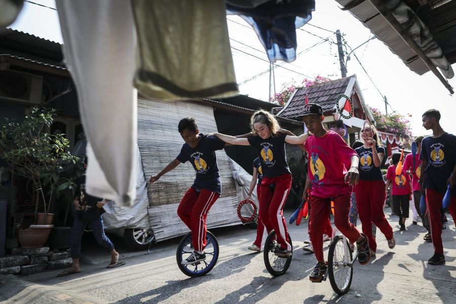 Fundación Nariz Roja en Yakarta, Indonesia, cumple su décimo aniversario. Establecida en 2008 por el actor de circo estadounidense Dan Roberts, la Fundación opera como centro de aprendizaje para educar a los niños pobres, enseñándoles habilidades artísticas y de circo. Actualmente, entre sus dos centros de aprendizaje, la Fundación ayuda a más de 270 estudiantes. 