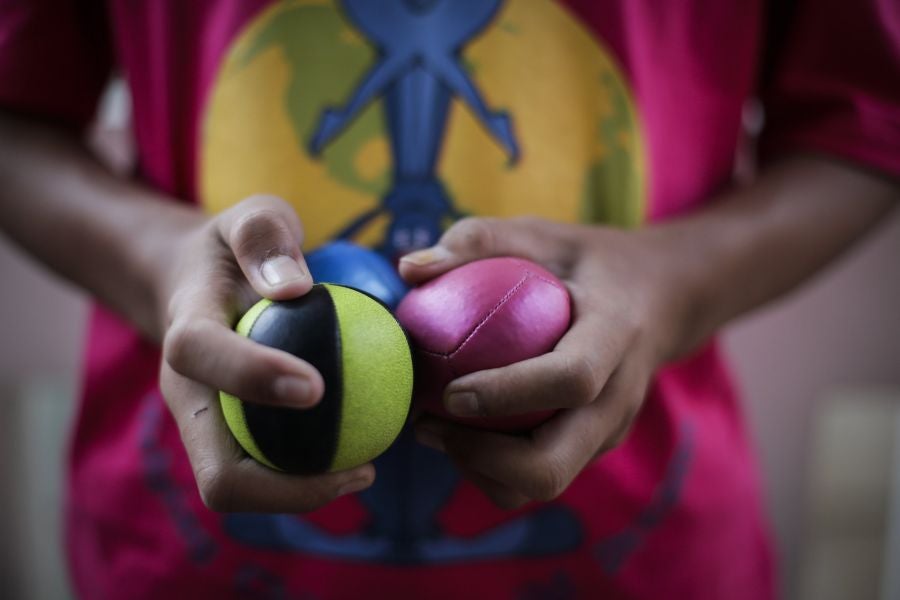 Fundación Nariz Roja en Yakarta, Indonesia, cumple su décimo aniversario. Establecida en 2008 por el actor de circo estadounidense Dan Roberts, la Fundación opera como centro de aprendizaje para educar a los niños pobres, enseñándoles habilidades artísticas y de circo. Actualmente, entre sus dos centros de aprendizaje, la Fundación ayuda a más de 270 estudiantes. 