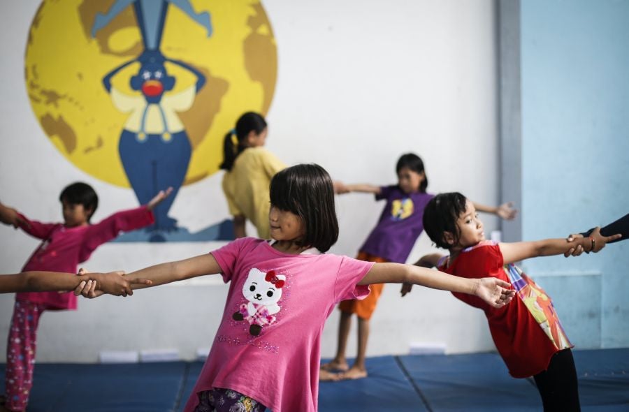 Fundación Nariz Roja en Yakarta, Indonesia, cumple su décimo aniversario. Establecida en 2008 por el actor de circo estadounidense Dan Roberts, la Fundación opera como centro de aprendizaje para educar a los niños pobres, enseñándoles habilidades artísticas y de circo. Actualmente, entre sus dos centros de aprendizaje, la Fundación ayuda a más de 270 estudiantes. 