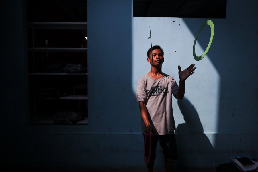 Fundación Nariz Roja en Yakarta, Indonesia, cumple su décimo aniversario. Establecida en 2008 por el actor de circo estadounidense Dan Roberts, la Fundación opera como centro de aprendizaje para educar a los niños pobres, enseñándoles habilidades artísticas y de circo. Actualmente, entre sus dos centros de aprendizaje, la Fundación ayuda a más de 270 estudiantes. 