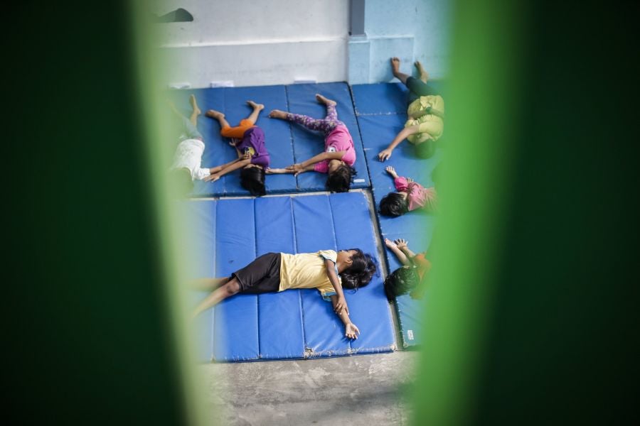 Fundación Nariz Roja en Yakarta, Indonesia, cumple su décimo aniversario. Establecida en 2008 por el actor de circo estadounidense Dan Roberts, la Fundación opera como centro de aprendizaje para educar a los niños pobres, enseñándoles habilidades artísticas y de circo. Actualmente, entre sus dos centros de aprendizaje, la Fundación ayuda a más de 270 estudiantes. 