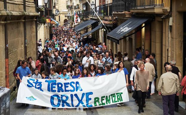 La manifestación recorre la Parte Vieja donostiarra.