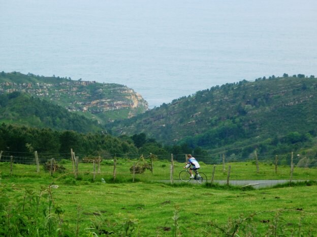 Jaizkibel. Un ciclista disfrutando de un paseo por las laderas del monte que comparten Pasaia, Lezo y Hondarribia. 