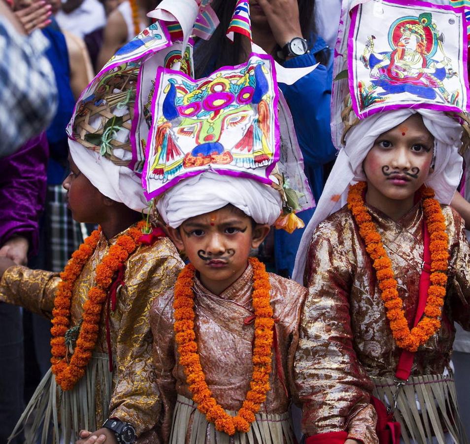 El Gai Jatra (El Festival de la Vaca) en Katmandú (Nepal), conmemora a los seres queridos fallecidos recientemente. La procesión reúne niños con trajes tradicionales que piden paz y salvación para los difuntos a través de la veneración de las vacas, animales sagrados para el hinduismo. 