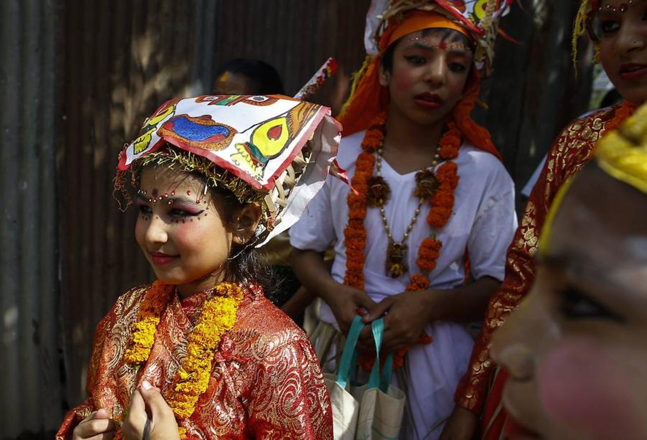 El Gai Jatra (El Festival de la Vaca) en Katmandú (Nepal), conmemora a los seres queridos fallecidos recientemente. La procesión reúne niños con trajes tradicionales que piden paz y salvación para los difuntos a través de la veneración de las vacas, animales sagrados para el hinduismo. 