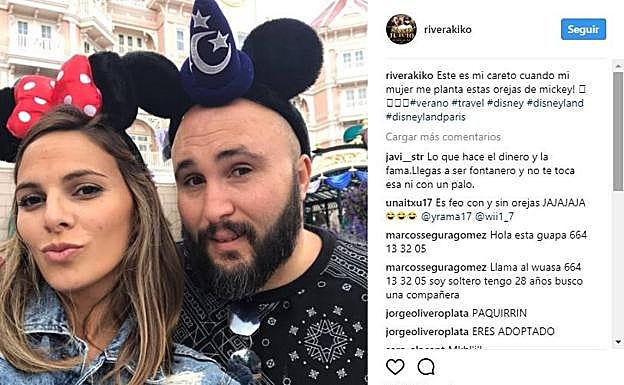 Kiko Rivera con su mujer en Disneyland Paris.