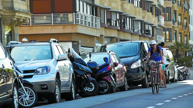 Imagen de este verano de varios coches y motos aparcados en el paseo Miraconcha de San Sebastián.