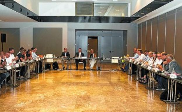 Representantes de los clubes de la ACB, en la reunión de ayer en Madrid. 