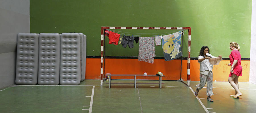 El donostiarra colegio Claret acoge a cientos de personas que se dirigen a Santiago de Compostela de peregrinaje y que no encuentran un lugar para dormir y seguir luego el camino. 