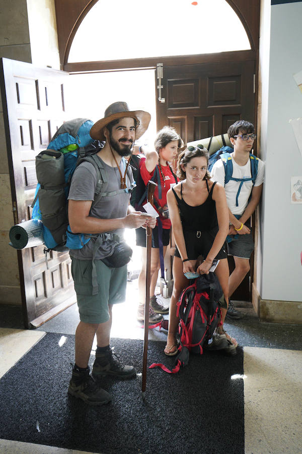 El donostiarra colegio Claret acoge a cientos de personas que se dirigen a Santiago de Compostela de peregrinaje y que no encuentran un lugar para dormir y seguir luego el camino. 