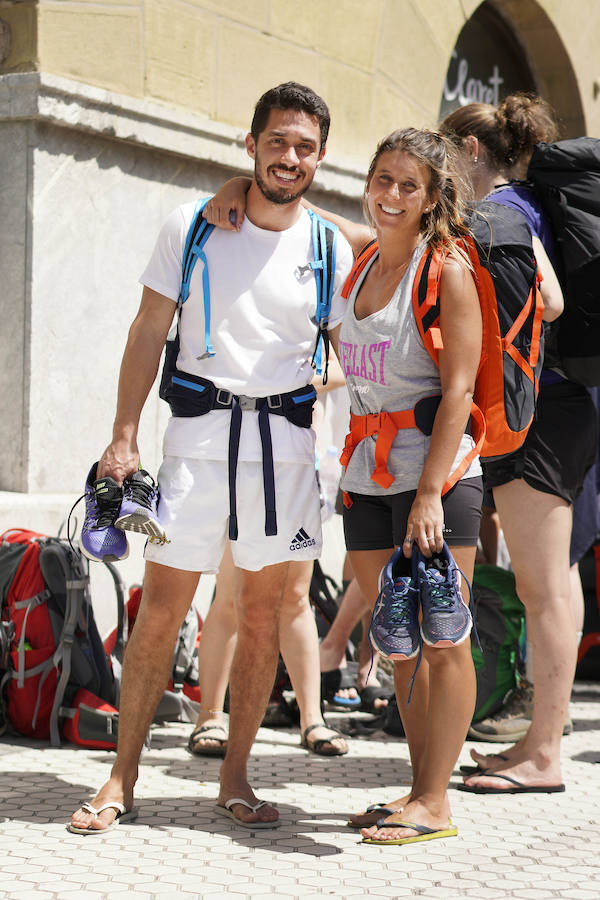 El donostiarra colegio Claret acoge a cientos de personas que se dirigen a Santiago de Compostela de peregrinaje y que no encuentran un lugar para dormir y seguir luego el camino. 