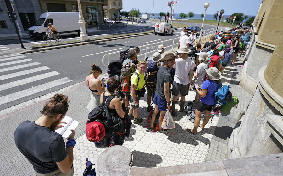 El donostiarra colegio Claret acoge a cientos de personas que se dirigen a Santiago de Compostela de peregrinaje y que no encuentran un lugar para dormir y seguir luego el camino. 