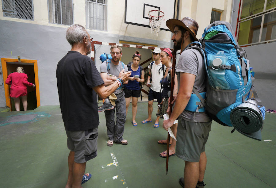 El donostiarra colegio Claret acoge a cientos de personas que se dirigen a Santiago de Compostela de peregrinaje y que no encuentran un lugar para dormir y seguir luego el camino. 
