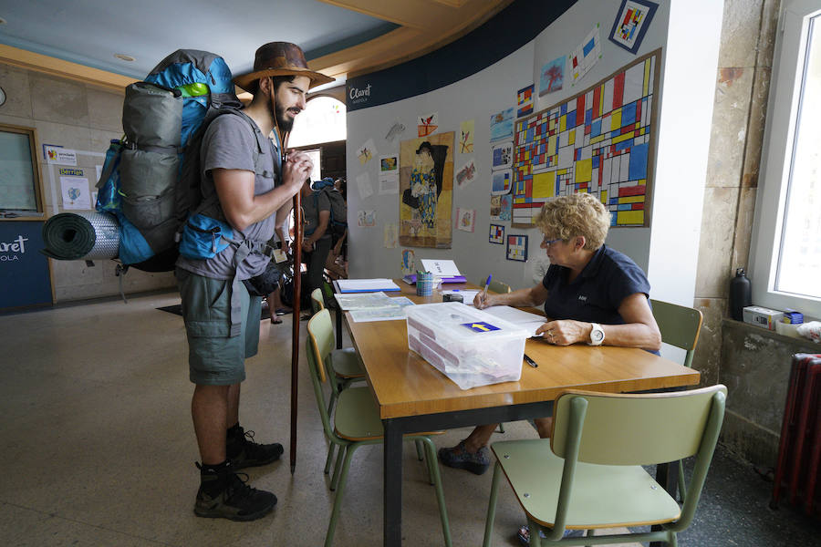 El donostiarra colegio Claret acoge a cientos de personas que se dirigen a Santiago de Compostela de peregrinaje y que no encuentran un lugar para dormir y seguir luego el camino. 
