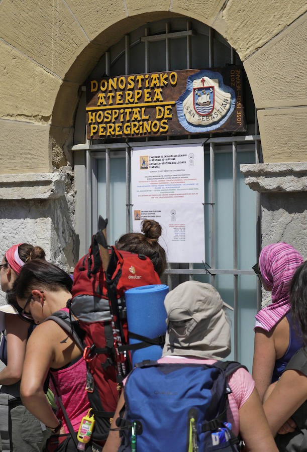 El donostiarra colegio Claret acoge a cientos de personas que se dirigen a Santiago de Compostela de peregrinaje y que no encuentran un lugar para dormir y seguir luego el camino. 