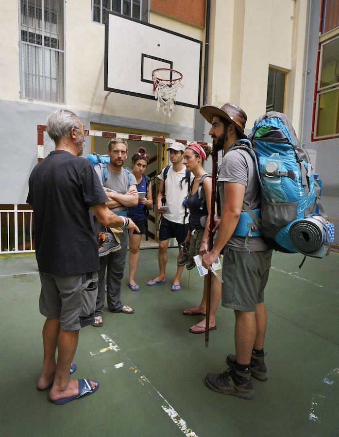 El donostiarra colegio Claret acoge a cientos de personas que se dirigen a Santiago de Compostela de peregrinaje y que no encuentran un lugar para dormir y seguir luego el camino. 