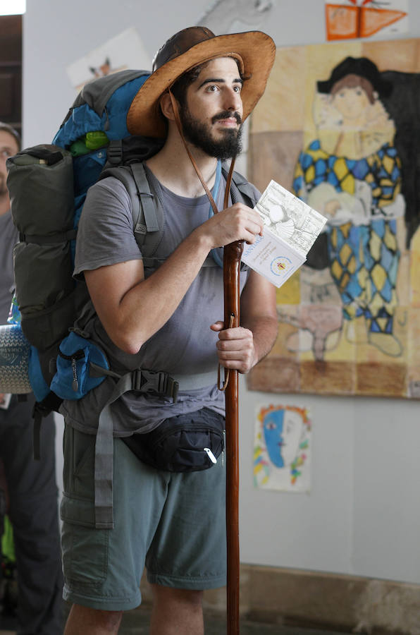 El donostiarra colegio Claret acoge a cientos de personas que se dirigen a Santiago de Compostela de peregrinaje y que no encuentran un lugar para dormir y seguir luego el camino. 