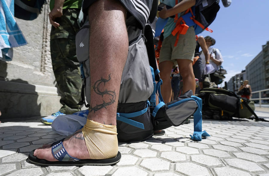 El donostiarra colegio Claret acoge a cientos de personas que se dirigen a Santiago de Compostela de peregrinaje y que no encuentran un lugar para dormir y seguir luego el camino. 