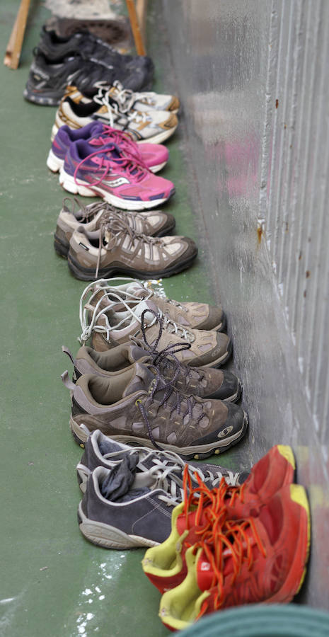 El donostiarra colegio Claret acoge a cientos de personas que se dirigen a Santiago de Compostela de peregrinaje y que no encuentran un lugar para dormir y seguir luego el camino. 