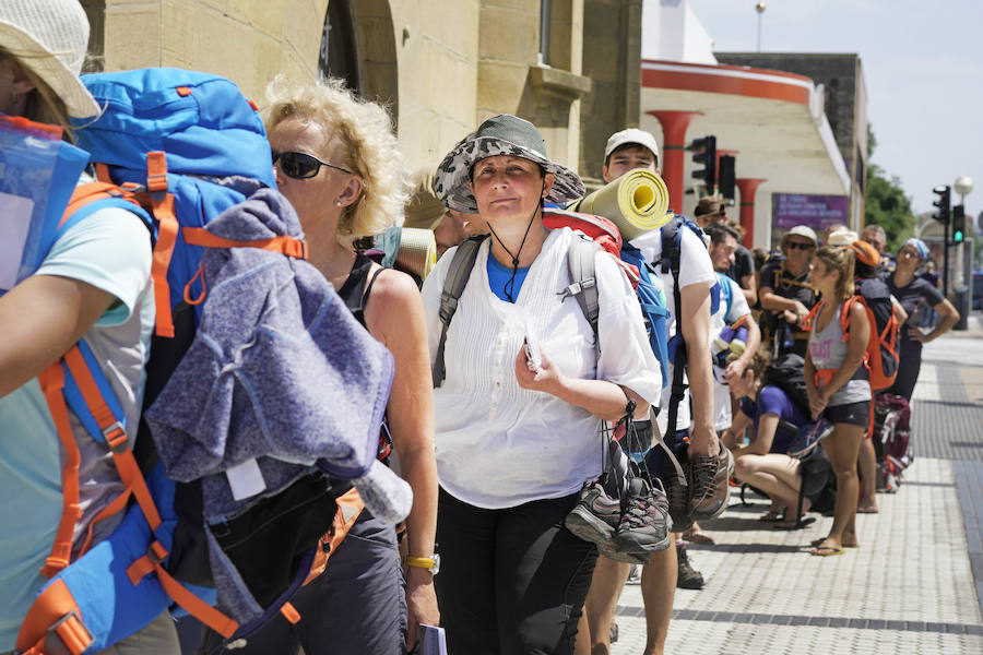 El donostiarra colegio Claret acoge a cientos de personas que se dirigen a Santiago de Compostela de peregrinaje y que no encuentran un lugar para dormir y seguir luego el camino. 