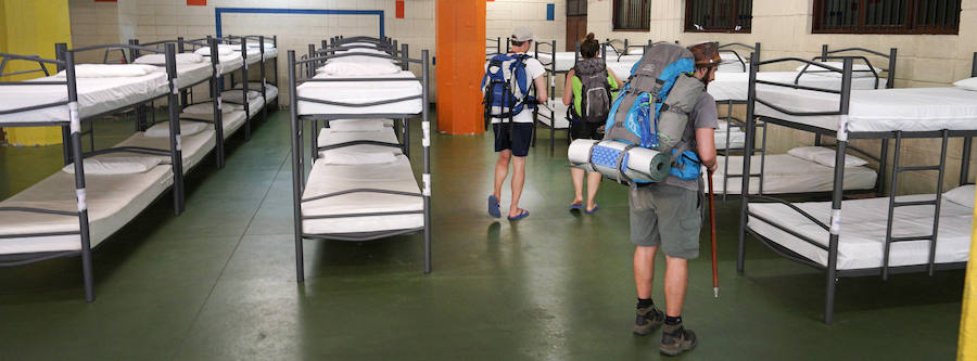 El donostiarra colegio Claret acoge a cientos de personas que se dirigen a Santiago de Compostela de peregrinaje y que no encuentran un lugar para dormir y seguir luego el camino. 