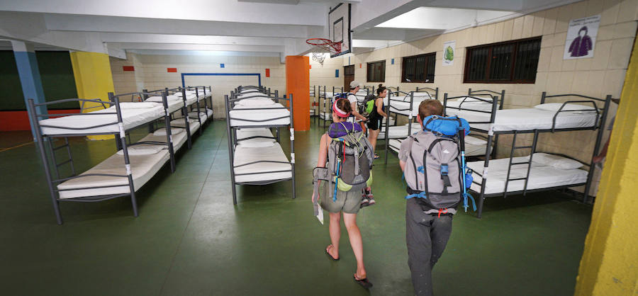 El donostiarra colegio Claret acoge a cientos de personas que se dirigen a Santiago de Compostela de peregrinaje y que no encuentran un lugar para dormir y seguir luego el camino. 