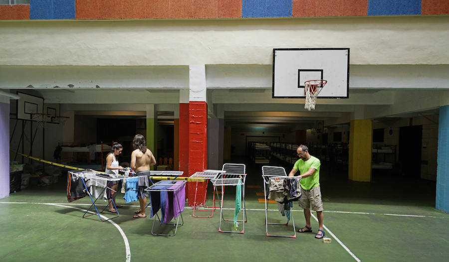 El donostiarra colegio Claret acoge a cientos de personas que se dirigen a Santiago de Compostela de peregrinaje y que no encuentran un lugar para dormir y seguir luego el camino. 