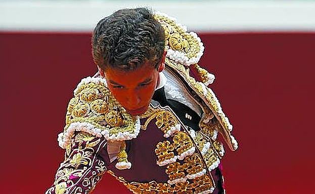 Ginés Marín alarga con la franela la embestida de ‘Dicastillo’, su primer toro colardo, listón desteñido. 