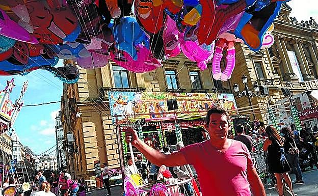 Elías, vendiendo los «mejores» globos de helio ante El Dragón.