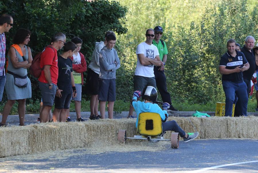 El asfalto de la cuesta de Markotegi, en el barrio donostiarra de Zuatzu, amanece hoy con los restos de neumático de los 35 vehículos que compitieron ayer en la cuarta edición de las bajadas de Goitibeheras con motivo de la Semana Grande.